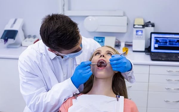 Z&nbsp;czego wynika nadwrażliwość zębów po&nbsp;założeniu wypełnienia?