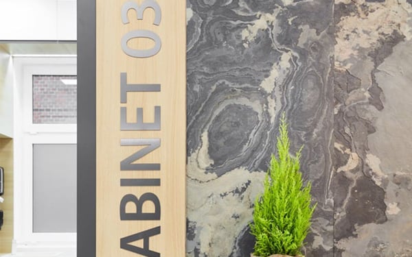 Skaling i&nbsp;piaskowanie – co&nbsp;to&nbsp;dokładnie jest?