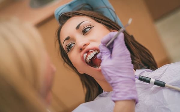 Ile kosztuje leczenie zębów pod&nbsp;narkozą?