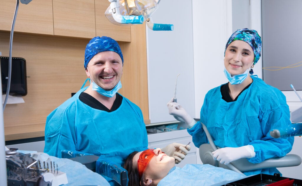 Zespół chirurgiczny Markiewicz Clinic podczas zabiegu implantacji