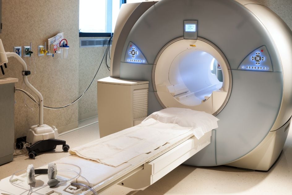 czy można wykonać rezonans magnetyczny z implantem zęba