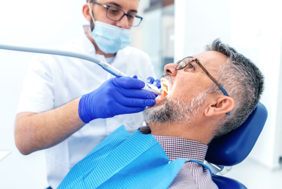 implanty zębów- ile wizyt u stomatologa