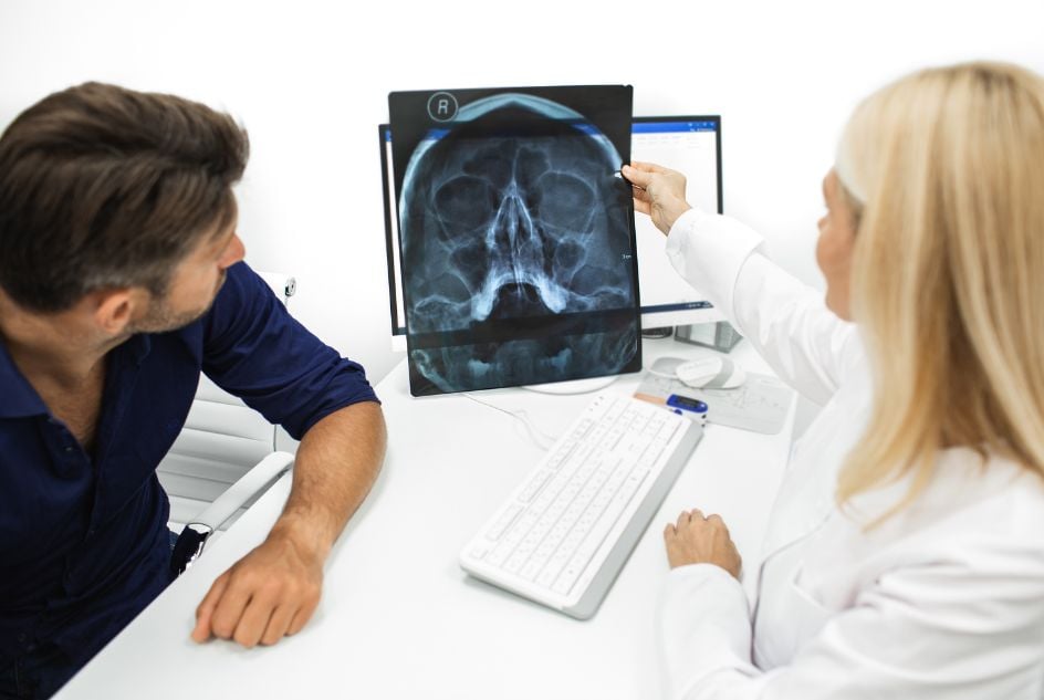 zabieg implantu zębowego a zatoki szczękowe