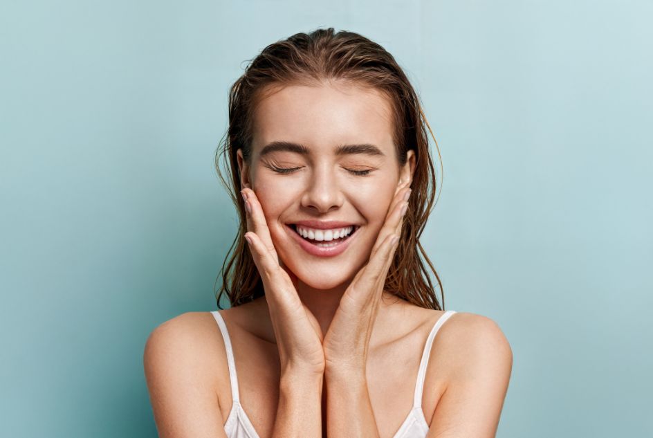 naturalny uśmiech po wszczepieniu implantów zębowych